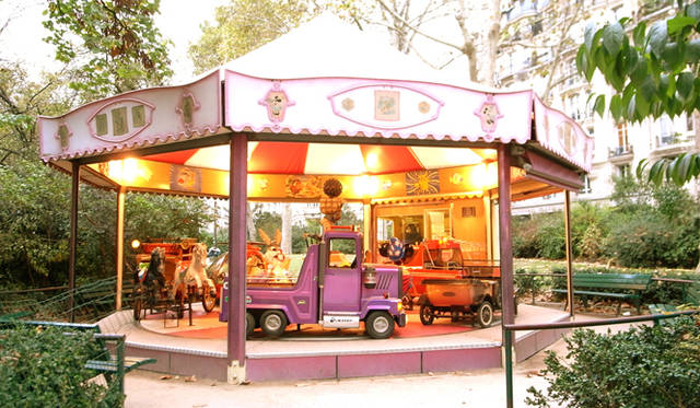 <strong>生方ななえ｜パリとキリンと地図帖</strong>　散歩した公園で見つけたメリーゴーラウンド。