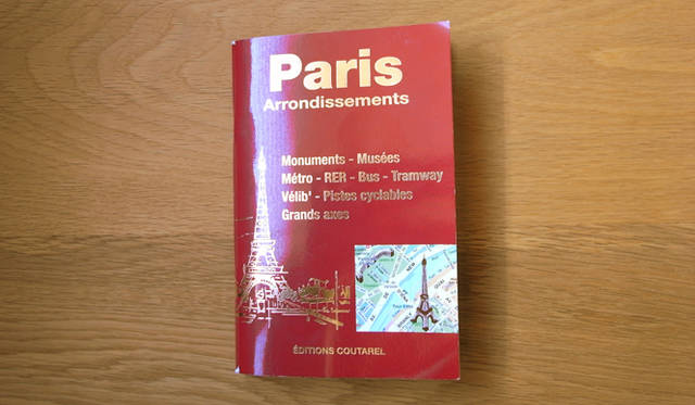 <strong>生方ななえ｜パリとキリンと地図帖</strong>　パリ歩きのおともに欠かせない『Paris Arrondissements』。ポケットサイズで持ち運びにとても便利。