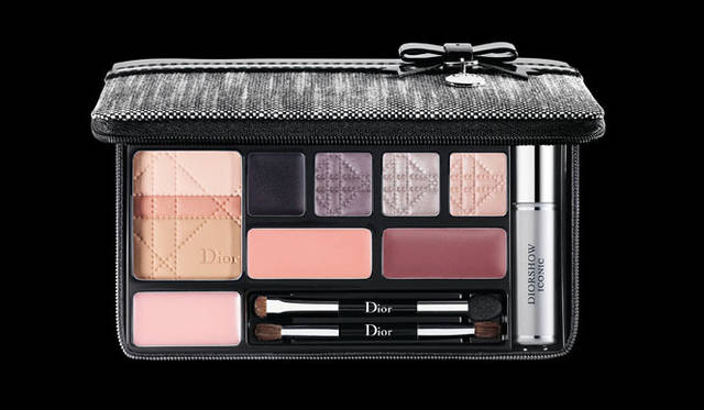 <strong>Dior｜ディオール</strong>　DIOR CHRISTMAS 2011　＜メイクアップ＞ディオール セレブレーション コレクション メイクアップ パレット1万500円（限定品）　華やかでフェミニンなきらめきを叶える、クリスマス メイクアップ パレット。