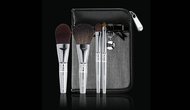 <strong>Dior｜ディオール</strong>　DIOR CHRISTMAS 2011　＜メイクアップ＞ディオール セレブレーション コレクション ブラシセット8400円（限定品）　クリスマス メイクに欠かせない4種のブラシのミニサイズが、プロ仕様のクオリティはそのままに、携帯にもスマートなツイード素材のポーチとのセット。