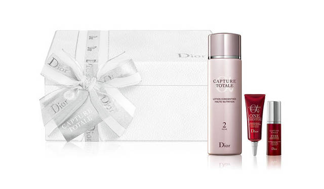 <strong>Dior｜ディオール</strong>　DIOR CHRISTMAS 2011　＜スキンケア＞カプチュール トータル ローション ホリデイ8400円（限定品）　肌内部の美しさの根源に着目し、うるおいと内側から溢れるような輝きに満ちた肌へ導く「カプチュール トータル」が贈るコフレ。エイジレスな肌へ導く人気アイテムが揃うセット。