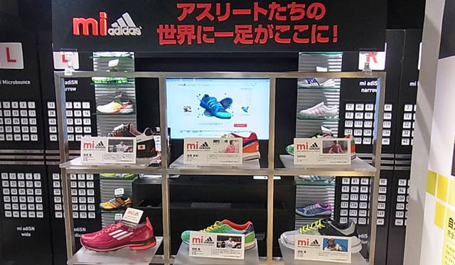 <strong>SAKURA｜第18回 「お気に入りシューズ！」スポーツ編</strong>　アスリートたちのサンプルカスタマイズシューズがディスプレイされています。