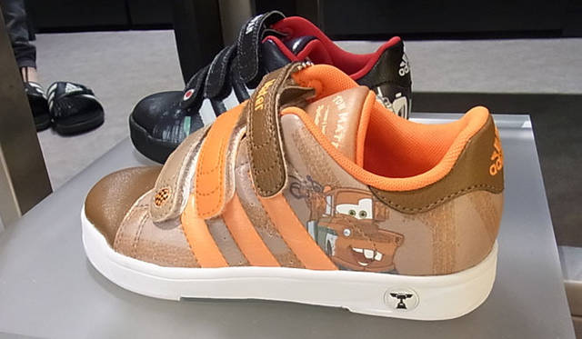 <strong>SAKURA｜第18回 「お気に入りシューズ！」スポーツ編</strong>　キッズ用のカーズ絵柄入りカスマイズシューズもあります。