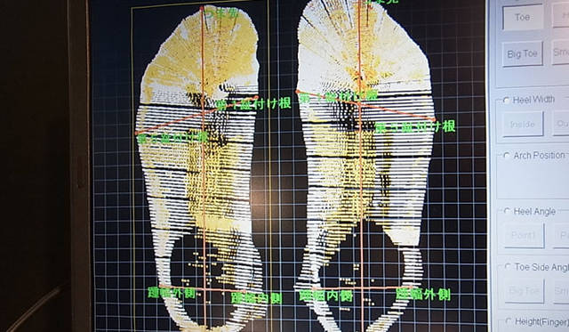 <strong>SAKURA｜第18回 「お気に入りシューズ！」スポーツ編</strong>　測定器で出てきた足のデータ画像。