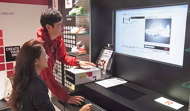 <strong>SAKURA｜第18回 「お気に入りシューズ！」スポーツ編</strong>　専門スタッフの指導を受けながら、「mi adidas」の画面前にてカラーデザイン奮闘中?!