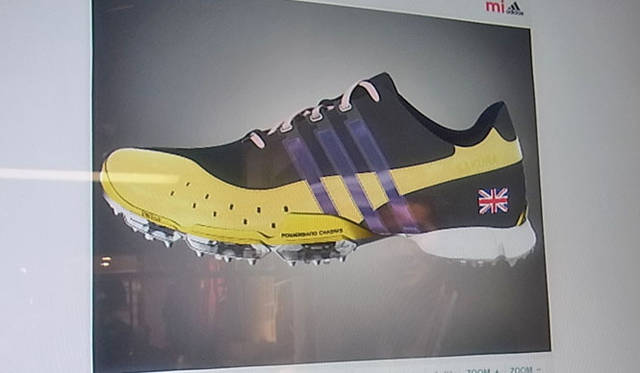 <strong>SAKURA｜第18回 「お気に入りシューズ！」スポーツ編</strong>　わたしが実際カスタマイズしたゴルフシューズは、ユニオンジャックマーク入り。ブラックベースにパープルのスリーラインとイエローと気になるトレンドカラーで作成してみました。