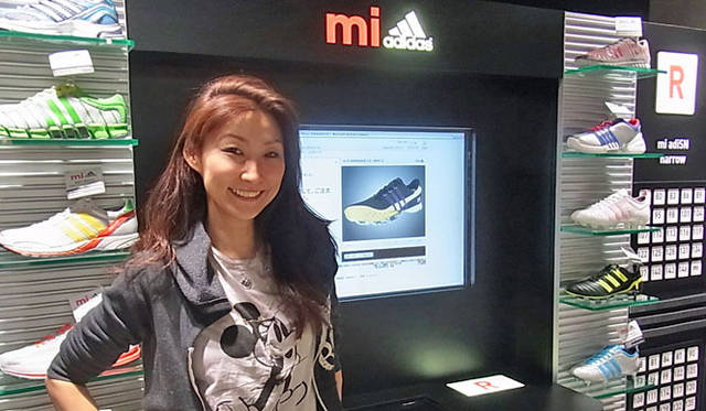 <strong>SAKURA｜第18回 「お気に入りシューズ！」スポーツ編</strong>　オーダーしたゴルフシューズ画像を前に記念撮影