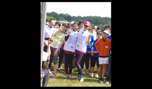 <strong>本栖湖ファンドレイジングマラソン リポート</strong>　女優の桂亜沙美さんと長谷川理恵さんを囲んで。