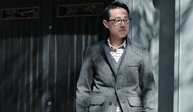 <strong>Nigel Cabourn｜ナイジェル・ケーボン　糸から開発した渾身のシャツ「BRITISH OFFICERS SHIRT」先行販売スタート！</strong><br />『THE ARMY GYM』サブショップマネージャー 高木裕一さん<br />「素材感が秋冬らしく、落ち着いたモノトーンのツイードの2ピースに、インナーに個性の強いシャツを合わせ、メリハリをつけています。無地のシャツを合わせるのが無難ですが、きれいにまとまりすぎてしまうので、柄モノを入れることで遊び心のあるスタイルに仕上げました」