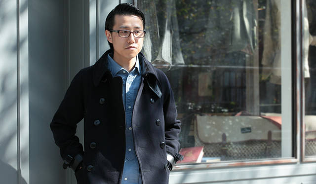 <strong>Nigel Cabourn｜ナイジェル・ケーボン　糸から開発した渾身のシャツ「BRITISH OFFICERS SHIRT」先行販売スタート！</strong><br />『THE ARMY GYM』サブショップマネージャー 高木裕一さん<br />「シャツがブルーだったので、ボトムもコートもネイビーを合わせ、全身ブルーでまとめたコーディネイトです。変に色味をプラスせず、ワントーンでまとめるとぐっと落ち着いた、おとなっぽい印象にまとまります」