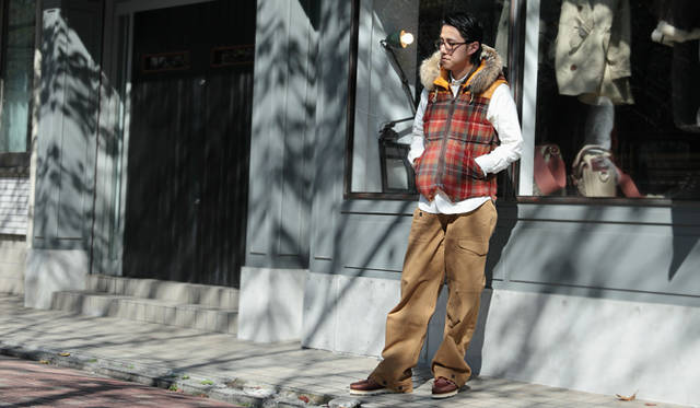 <strong>Nigel Cabourn｜ナイジェル・ケーボン　糸から開発した渾身のシャツ「BRITISH OFFICERS SHIRT」先行販売スタート！</strong><br />『THE ARMY GYM』サブショップマネージャー 高木裕一さん<br />カナディアン ベスト チェック　9万2400円（エディ・バウアー×ナイジェル・ケーボン）、 ブリティッシュ オフィサー シャツ　1万9950円、ブリティッシュ カーゴパンツ　3万450円（すべてナイジェル・ケーボン）、ブーツ チェック　8万2950円（ユケテン×ナイジェル・ケーボン）　すべてTHE ARMY GYM　Tel. 03-3770-2186