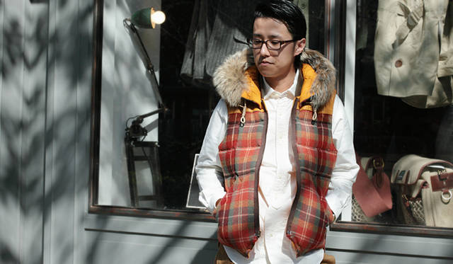 <strong>Nigel Cabourn｜ナイジェル・ケーボン　糸から開発した渾身のシャツ「BRITISH OFFICERS SHIRT」先行販売スタート！</strong><br />『THE ARMY GYM』サブショップマネージャー 高木裕一さん<br />「赤×キャメルと、同系色でまとめたコーディネイトは、お店でもお客さまにお薦めしているスタイルです。単品で見るともちろん別の色ですが、2色ともおなじカテゴリに属した色なんです。ですから組み合わせるととてもまとまりがいいんですね」