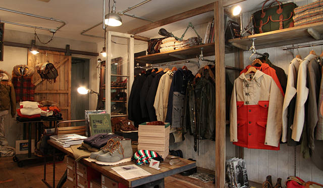 <strong>Nigel Cabourn｜ナイジェル・ケーボン　糸から開発した渾身のシャツ「BRITISH OFFICERS SHIRT」先行販売スタート！</strong><br />ひと言に“ファッションブランド”と言うには、“Nigel Cabourn（ナイジェル・ケーボン）”のコレクションは一般的な概念からかけ離れているといえるかもしれない。デザイナー ナイジェル・ケーボン氏が生み出すアイテムは歴史的事実に基づいた確固たるストーリーを背景にもつ