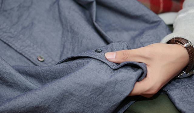 <strong>Nigel Cabourn｜ナイジェル・ケーボン　糸から開発した渾身のシャツ「BRITISH OFFICERS SHIRT」先行販売スタート！</strong><br />「もちろん現代ではシャツを出した着こなしの方が多く見られますが、その場合でも、ほかのシャツとはあきらかに異なる個性をもったシルエットといえるでしょう」