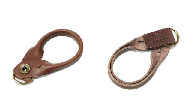 <strong>Nigel Cabourn｜ナイジェル・ケーボン　糸から開発した渾身のシャツ「BRITISH OFFICERS SHIRT」先行販売スタート！</strong><br />先行販売を記念してノベルティキャンペーンを実施！ 『THE ARMY GYM - Nigel Cabourn FLAGSHIP STORE』をはじめ、ナイジェル・ケーボン各店舗では3万1500円以上お買い上げの方に、そしてショッピングサイト「rumors」では「BRITISH OFFICERS SHIRT」をお買い上げいただいた方に、ノベルティとしてレザーキーホルダーをプレゼント。ノベルティはなくなり次第終了となるのでぜひお早めに！