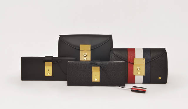 <strong>THOM BROWNE│トム ブラウン</strong>　ウォレット（手前・左）ともに10万5000円、クラッチバッグ（奥・右）ともに16万8000円（すべてトム ブラウン／ステディ スタディ）