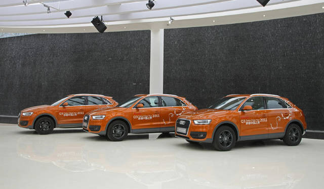 <strong>Audi　Q3｜アウディ Q3</strong>　深圳（Shenzhen）がスタート地点となった。町の一角に設けられた特設会場を通行人が「なんだろう？」とのぞきこんでゆく。