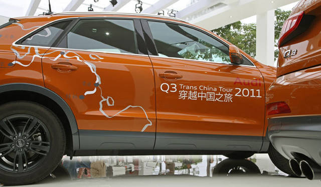 <strong>Audi　Q3｜アウディ Q3</strong>　今回のツアー名が車体に貼られている。コンボイで走るさまはある種壮観だった。