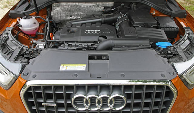 <strong>Audi　Q3｜アウディ Q3</strong>　横置きされた2リッター4気筒ターボユニット。エンジン縦置きのQ5より全長がコンパクトになることにくわえ、振動低減対策も容易に。