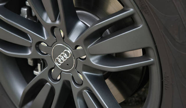 <strong>Audi　Q3｜アウディ Q3</strong>　17インチホイールにはマットブラックの塗装があたらしい。