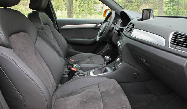 <strong>Audi　Q3｜アウディ Q3</strong>　試乗車のシートはレザーと合成皮革のアルカンタラのコンビネーション。座面のクッションはやや硬め。