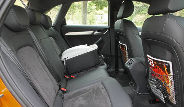 <strong>Audi　Q3｜アウディ Q3</strong>　リアシートは175cmの乗員にも充分なスペース。試乗車にはコーヒージャーが搭載されていた。