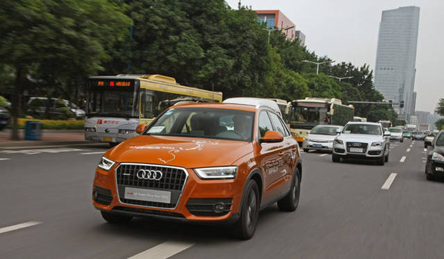 <strong>Audi　Q3｜アウディ Q3</strong>　高層ビルが立ち並ぶ広州の路上をいく。