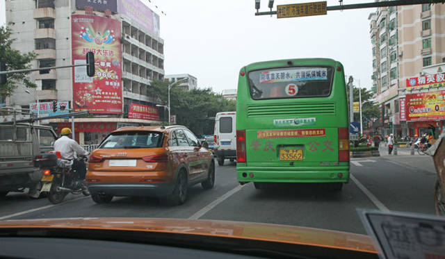 <strong>Audi　Q3｜アウディ Q3</strong>　肇慶（Zhaoqing）から陽朔県（Yangshuo）へと向かう途中、梧州（Wuzhou）の町をゆく。