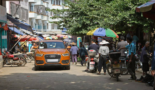 <strong>Audi　Q3｜アウディ Q3</strong>　広州の市場にて。