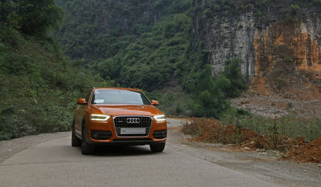 <strong>Audi　Q3｜アウディ Q3</strong>　陽朔県のユーロン（Yulong）川ほとりで。