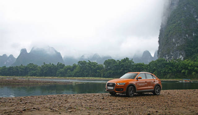 <strong>Audi　Q3｜アウディ Q3</strong>　ユーロン川のほとりで、背景には桂林（Guilin）独特のカルスト地形による隆起がそびえたつ。