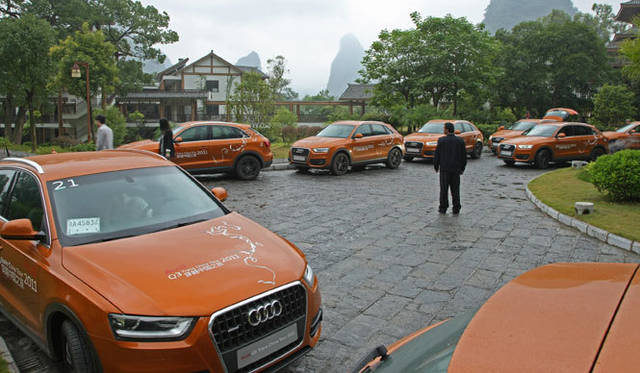 <strong>Audi　Q3｜アウディ Q3</strong>　桂林の「HOMA CHATEAU HOTEL」の、屋外彫刻が並んだ庭園にて。