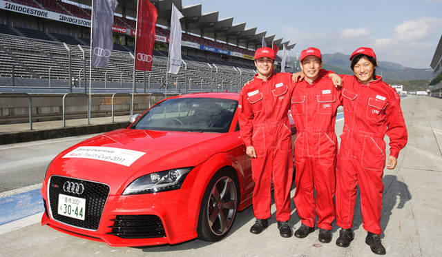 <strong>AUDI Twin-Cup｜アウディ ツインカップ</strong>　競技会のあとサーキット走行に参加する2011年度の優勝チーム、Audi高松のクルーのみなさん