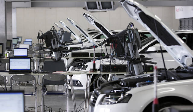 <strong>AUDI Twin-Cup｜アウディ ツインカップ</strong>　競技用に使われたA4アバント。すべての車両がエンジンがかからない状態にされていた