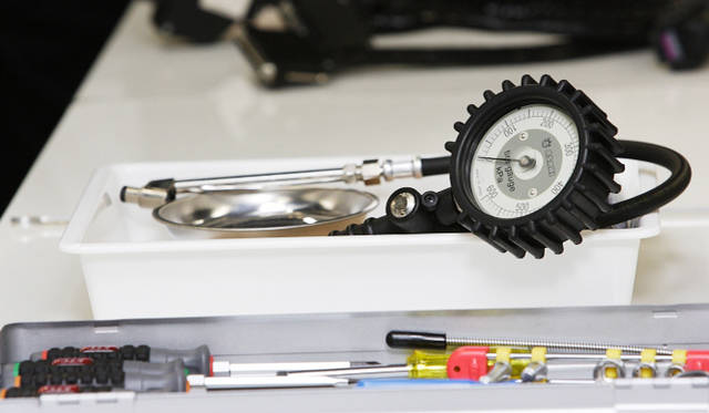 <strong>AUDI Twin-Cup｜アウディ ツインカップ</strong>　汎用、専用の工具類が並ぶテーブル。基本点検では、これらをちゃんと使いこなせているかというポイントもチェックされる