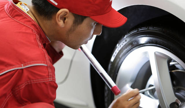 <strong>AUDI Twin-Cup｜アウディ ツインカップ</strong>　ブレーキパッドの残量をチェック中