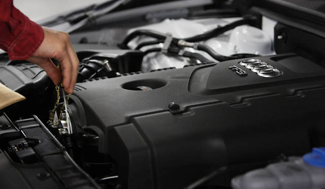 <strong>AUDI Twin-Cup｜アウディ ツインカップ</strong>　専用工具をつかってエンジンをチェック中