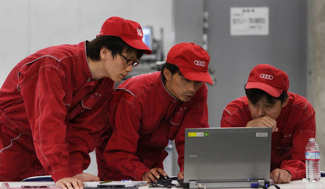 <strong>AUDI Twin-Cup｜アウディ ツインカップ</strong>　モニターをチェックしながら、どこに問題があるのかを調べる