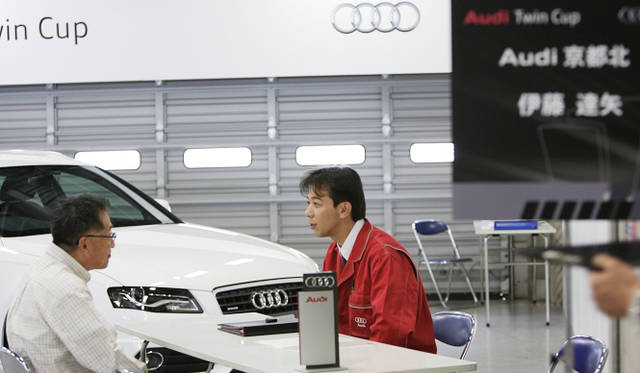 <strong>AUDI Twin-Cup｜アウディ ツインカップ</strong>　サービス部門のロールプレイの風景。客に扮したスタッフを接客