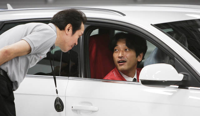 <strong>AUDI Twin-Cup｜アウディ ツインカップ</strong>　カーチェックでどこに異常があるかをスタッフに伝えている