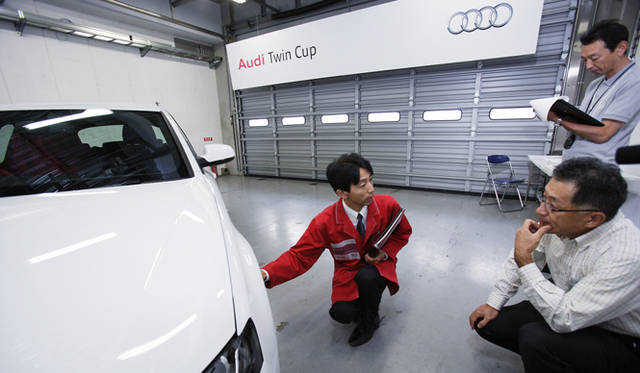 <strong>AUDI Twin-Cup｜アウディ ツインカップ</strong>　車両の状態を説明中