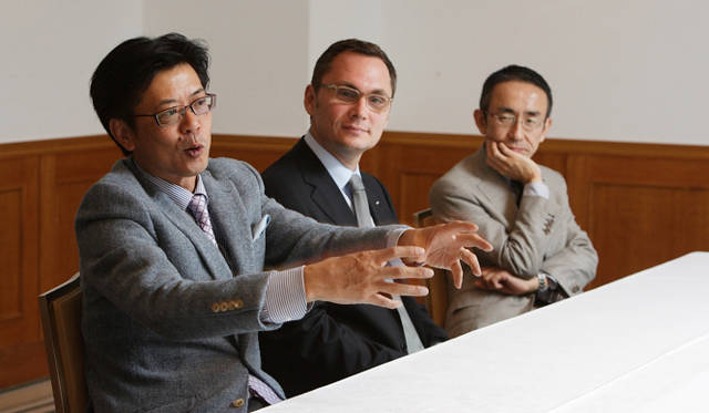 <strong>AUDI Twin-Cup｜アウディ ツインカップ</strong>　左から大喜多寛アウディジャパン社長、マッシミリアーノ・ムサッチ アフターセールスマーケティングマネージャー、小島誠広報部長