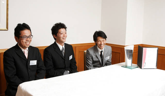 <strong>AUDI Twin-Cup｜アウディ ツインカップ</strong>　テクノロジー部門優勝　Audi宮城野チーム（左から小笠原英樹さん、千葉重和さん、佐藤馨さん）