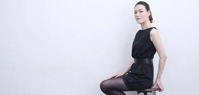 <strong>THREE｜スリー　フードアーティスト　諏訪綾子さんが語る、五感に響く植物の力</strong>　「フードアーティスト」という、あたらしい食の概念を提唱するアーティスト諏訪綾子さん。 世界各国で驚きを与え、絶賛されている彼女のパフォーマンスは、国内においてもレストランではなく美術館などのアートスペースで開催されている。“食べる”という行為の根本を追求し、体験者の本能にインスピレーションを与える作品を発信しつづけている。