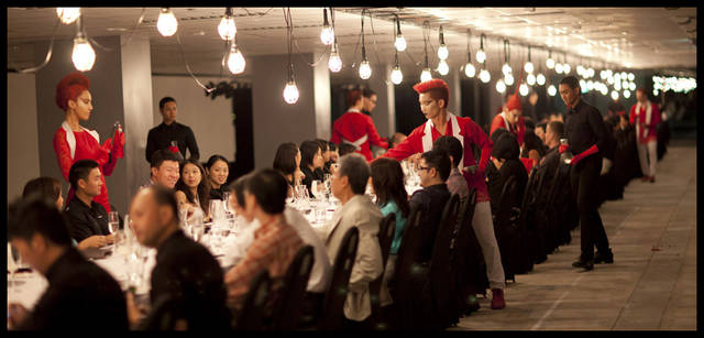 <strong>THREE｜スリー　フードアーティスト　諏訪綾子さんが語る、五感に響く植物の力</strong><br />「Guerilla restaurant for 111 Tongues」at TripleOne Somerset Singapore 2011<br />「ゲストをもてなすためだけの料理ではなく、主宰者がゲストに訴求したいコンセプトを、“食べる”という行為で体感してもらうためのパフォーマンスをしています。その日その場所でしか成立しない特別な食の表現です」