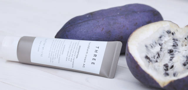 <strong>THREE｜スリー　フードアーティスト　諏訪綾子さんが語る、五感に響く植物の力</strong>　食べものにはたんなる食欲を満たす以上の可能性があるという諏訪さんは、果実としての野菜や果物への関心が高い。　　「色、かたち、匂い、舌触り、種をとりまく世界は青い実の段階からはじまり、やがて熟したり枯れたりして地面に落ちるまでのあいだに、じつにさまざまな変貌を遂げていきます。それはもう、まるで小さなひとつの実のなかに宇宙を見ているようで、生命力のダイナミズムを感じられるところに魅力を感じます」