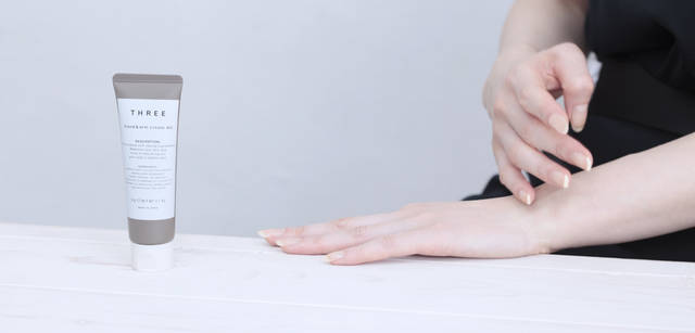 <strong>THREE｜スリー　フードアーティスト　諏訪綾子さんが語る、五感に響く植物の力</strong>　「ひとつは、とにかく保湿重視で選んでいます。制作のあとやお風呂あがりに使い、とにかく手がガサガサにならないように。もうひとつは、ブレイクタイムやカフェに入ったときなど、ふとした瞬間に使えるものとして、香りで気分もリフレッシュできるクリームです。ハンドケアって、気分を変えるのにすごく手軽な方法ですよね」