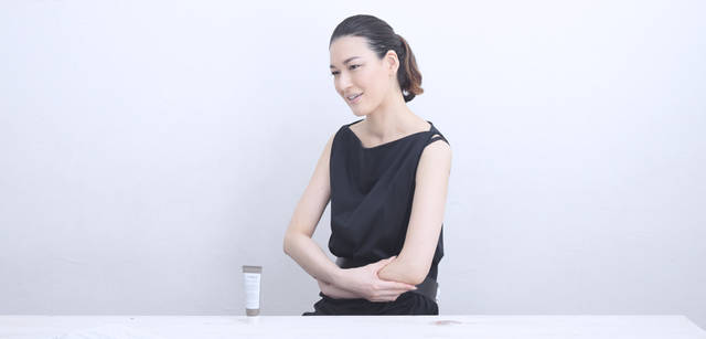 <strong>THREE｜スリー　フードアーティスト　諏訪綾子さんが語る、五感に響く植物の力</strong>　「THREEのハンド ＆ アーム クリーム ACのいちばんの発見は、アームケアだったんです。実際に使ってみると、なるほど、たしかに手はここまで使っているんだと実感しました。アームにまで気をつけるようになると、より感覚が研ぎすまされる気がします」