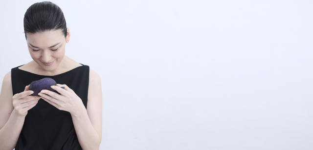 <strong>THREE｜スリー　フードアーティスト　諏訪綾子さんが語る、五感に響く植物の力</strong>　本能的に、五感で食べものを味わってもらいたいという諏訪さんは、まずコンセプトやストーリーを考え、そしてそれを表現する食材を考える。「フレッシュな食材のもっている可能性を見極めて引き出すようにしています。その食材に力があれば、それが五感にダイレクトに響きますから」。THREEのハンド ＆ アーム クリーム ACも、素材の鮮度と特性をあますことなく活かしているという点では、諏訪さんの概念とつうずるところがある。