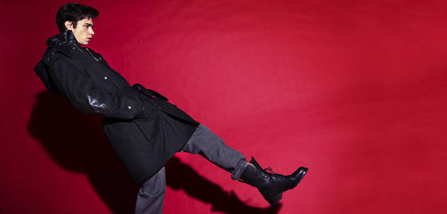 <strong>BALLY｜バリー</strong><br />1枚でかなりの存在感を放つレザーパッチコートを主役に。コート 76万8600円、ヘリンボーンパンツ 6万1950円、レースアップブーツ 9万6600円（すべてバリー）